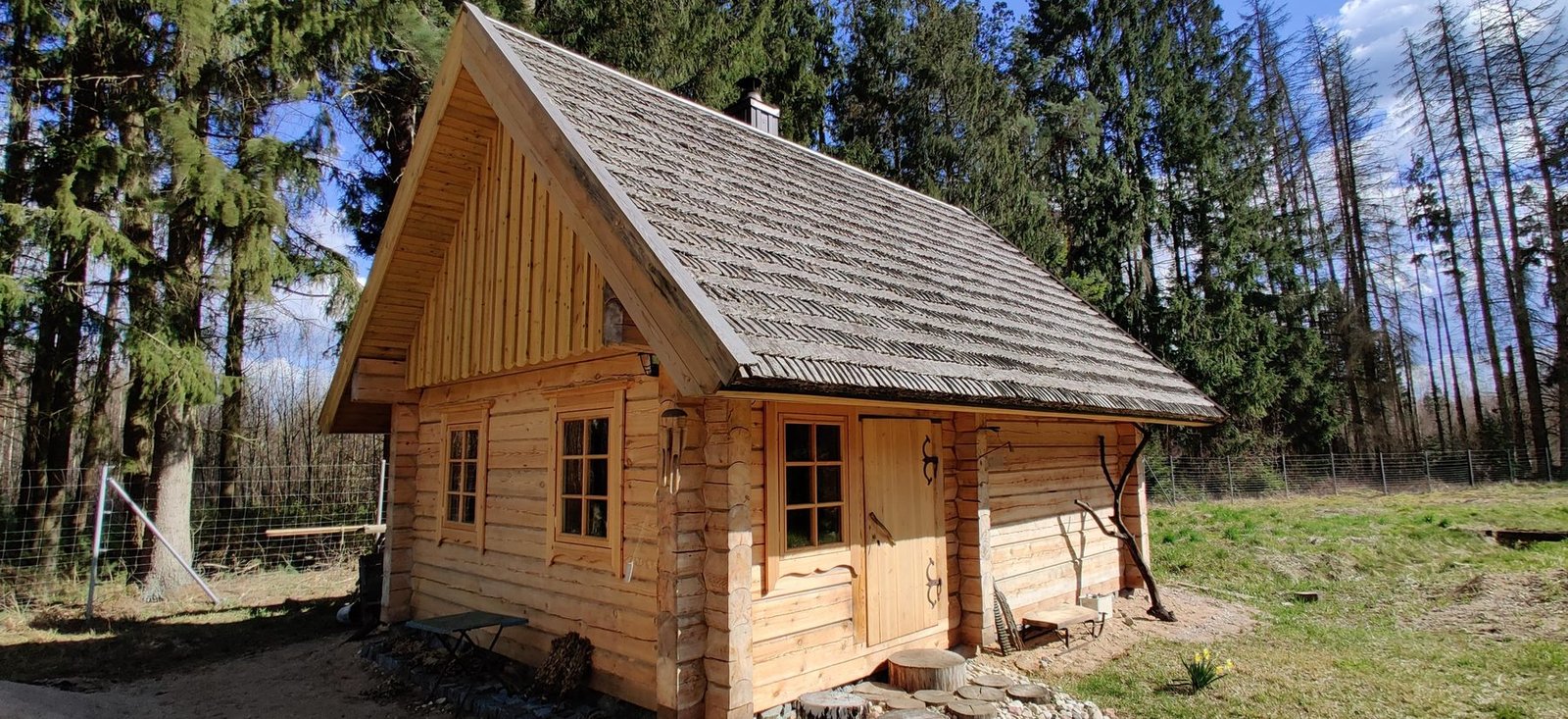 Pirtis vasara tarp medziu